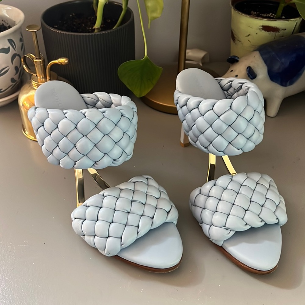 💕Absolutely gorgeous Bottega Veneta blue heels💕